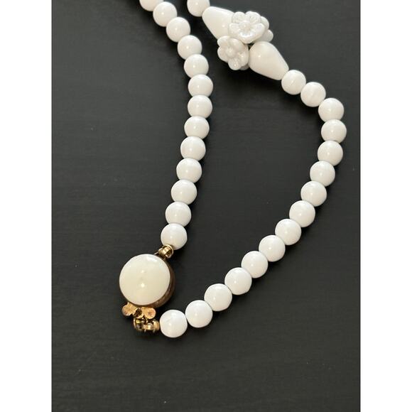 Vintage Molded Milk Glass Necklace Made in Germany 30" Flowers - Picture 4 of 5